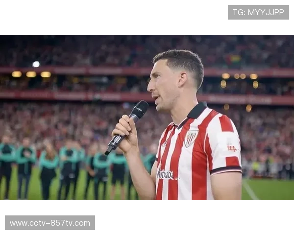 终场哨响瞬间：莱万与西蒙尼握手时耳语交流