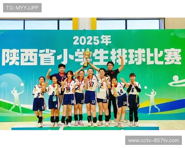 民众沿途加油鼓劲，车手互动点燃赛场氛围