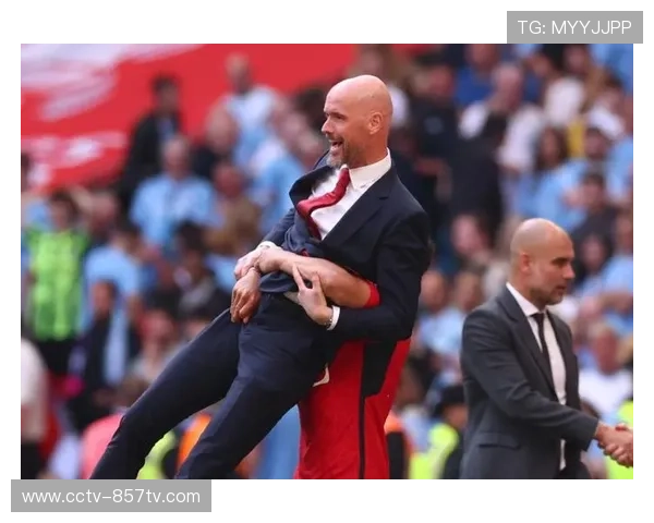 终场哨响,伯尔尼年轻人球员相拥,66年等待终获释然 终场哨响,伯尔尼年轻人球员相拥,66年等待终获释然