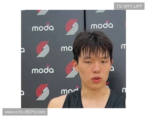 更衣室内，杨瀚森低头整理护具，开拓者轮换边缘的坚持与等待