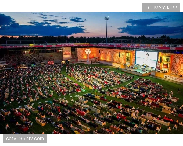 通讯：保级关键战，加的斯绝杀后球迷冲入球场庆祝