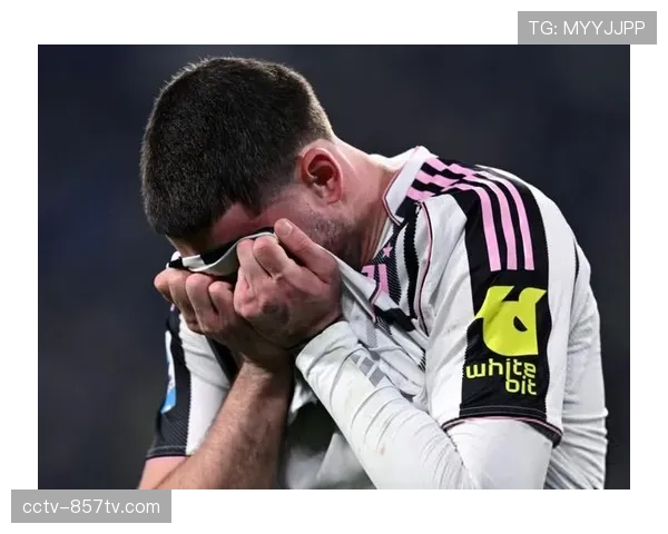 特写:都灵德比中,弗拉霍维奇进球后与对方后卫的战术讨论瞬间